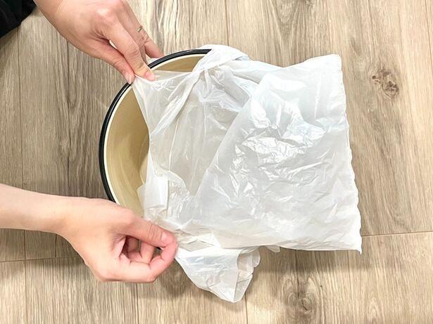 ゴミ袋をゴミ箱のフチにしっかりかける（▶次へ） 撮影／りょう