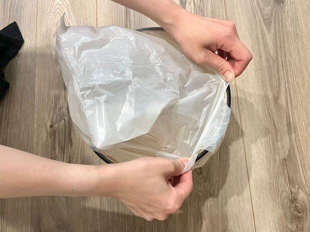ゴミ袋は無理に引っ張りすぎないように（▶次へ） 撮影／りょう