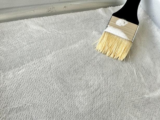 ハンドソープを塗る量は、キッチンペーパーが湿って色が変わるくらい！（▶次へ） 撮影／ひとか