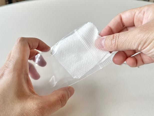 切り分けたキッチンペーパーは、チャック付きの袋に入れて保管しよう（▶泡立ちは？） 撮影／ひとか