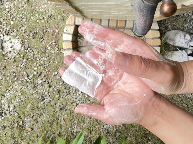 紙せっけんを濡らして手でこすると、しっかり泡立つ！（▶使い終わったら） 撮影／ひとか