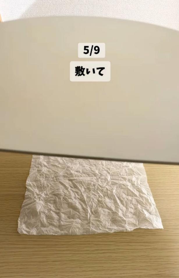 濡らしたキッチンペーパーを敷けば滑り止めに▶冷凍刻みネギのくっつき防止（⇒次へ）