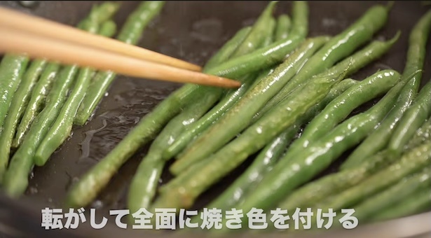転がしながら全面に焼き色をつける▶︎焼いている間にすることは？