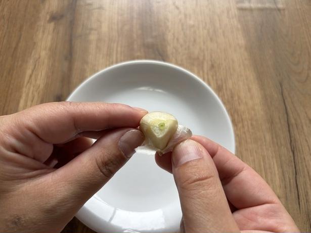 指で軽く皮を剥がすと…（▶次へ）