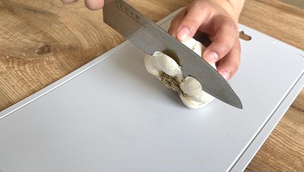 丸ごと1個のにんにくの皮をむく方法（▶次へ）