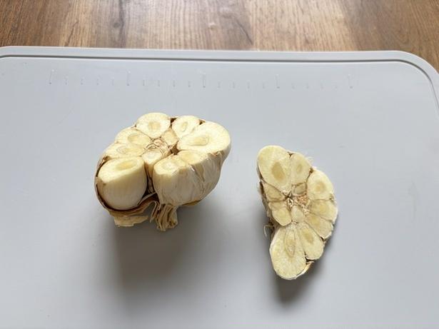 皮がついたまま、根元を包丁で切り落とす（▶次へ）