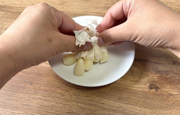 皮の先端を両手で持つ（▶次へ）