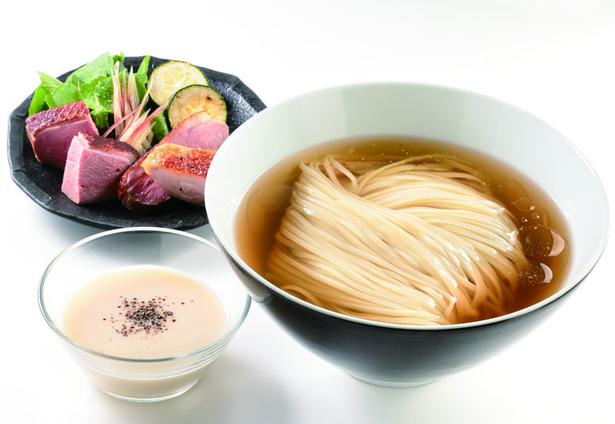 【写真】「自家製あいち鴨節と地鶏の冷やし魯山人醤油らぁ麺」(2700円) 撮影＝EDWARD.K