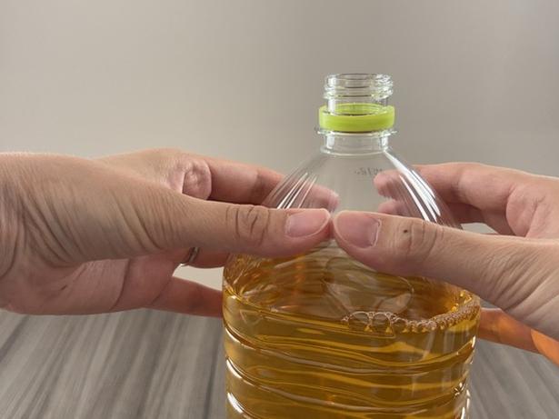 飲み口の下のあたりに両手を添える（▶次へ） 撮影／なゆこ