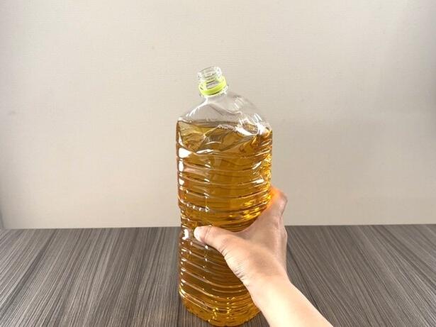 ペットボトルの真ん中を持つ（▶次へ） 撮影／なゆこ