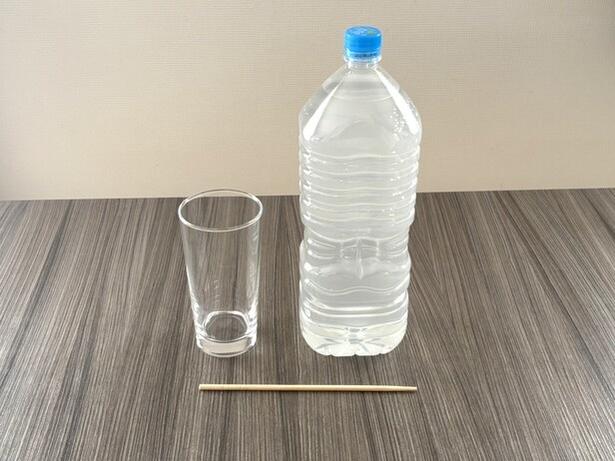エコボトルでもできる！箸を使って中身をきれいに注ぐ方法（▶次へ） 撮影／なゆこ