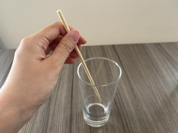 箸をコップに入れる（▶次へ） 撮影／なゆこ