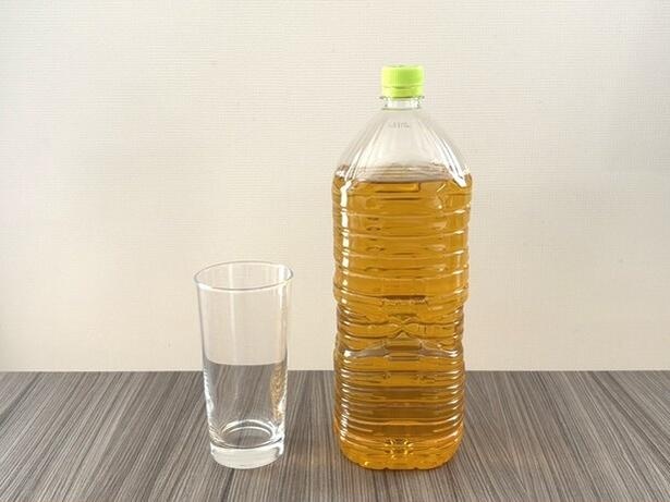 少し飲んだ状態のペットボトルで、中身をこぼさず注ぐ方法を紹介(▶次へ)