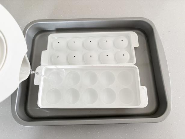 製氷皿を熱湯消毒！塩素系漂白剤での消毒もOK（▶次へ） 撮影／なゆこ