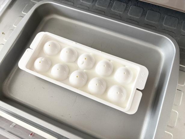 製氷皿にフタをして、冷凍庫に入れる（▶次へ） 撮影／なゆこ