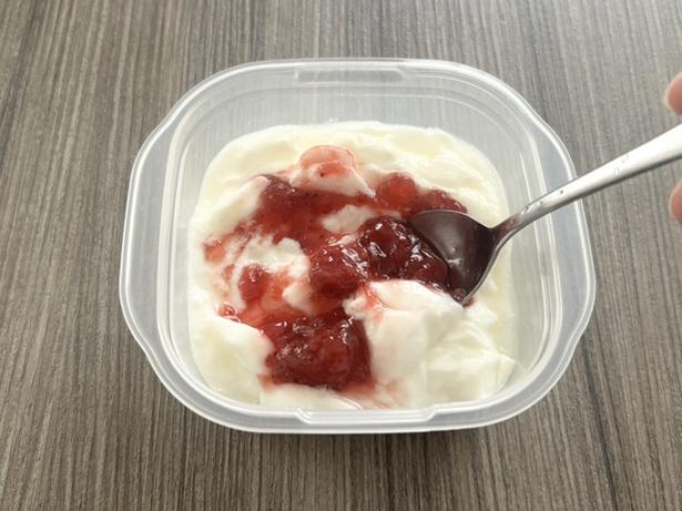 ヨーグルトを凍らせるならジャムを混ぜて冷凍庫へ（▶次へ） 撮影／なゆこ