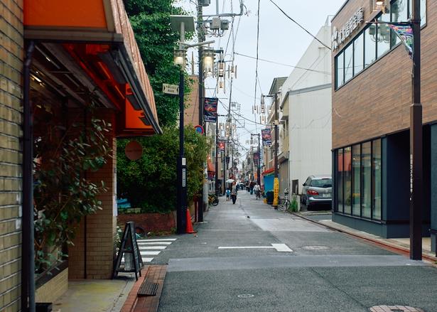 大岡山駅北口を直進し、徒歩約5分で着く。ひと際目立つオレンジのサンシェードが目印