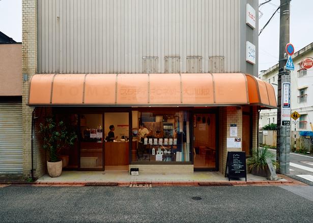 どこか懐かしい雰囲気が漂う店舗。テイクアウトは1杯500円〜と日常的に使いやすい価格設定もうれしい
