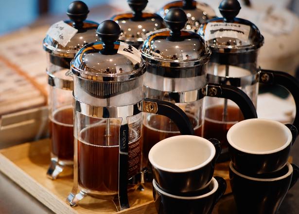 タイミングが合えば試飲が可能。試飲用のコーヒーはフレンチプレスで抽出