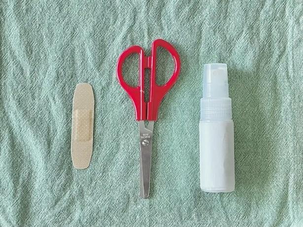 絆創膏のほかにハサミと消毒液を用意（▶次へ） 撮影／さわ子