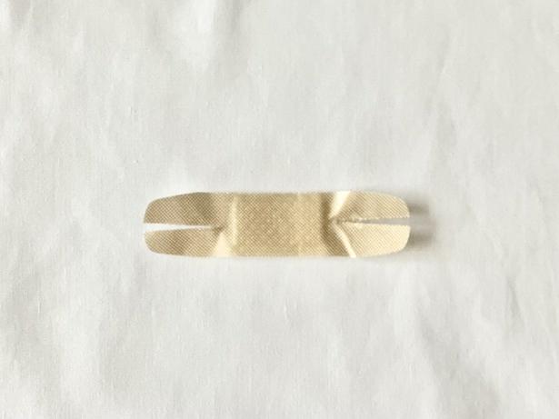 粘着テープの両端から切れ目を入れて…（▶次へ） 撮影／さわ子