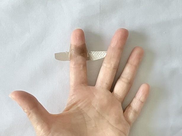 上部分をクロスして貼ったら…（▶次へ） 撮影／さわ子