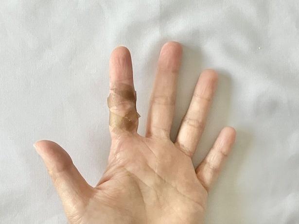 残りを関節の下でクロスさせたら…（▶次へ） 撮影／さわ子