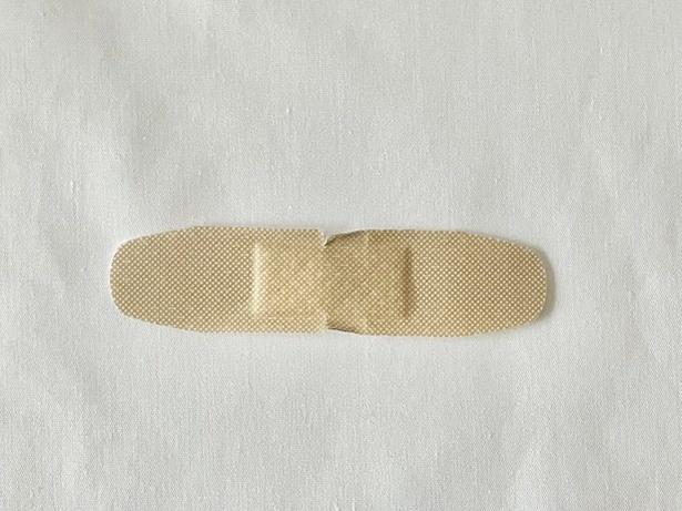 真ん中の上下に切り込みを入れて…（▶次へ） 撮影／さわ子