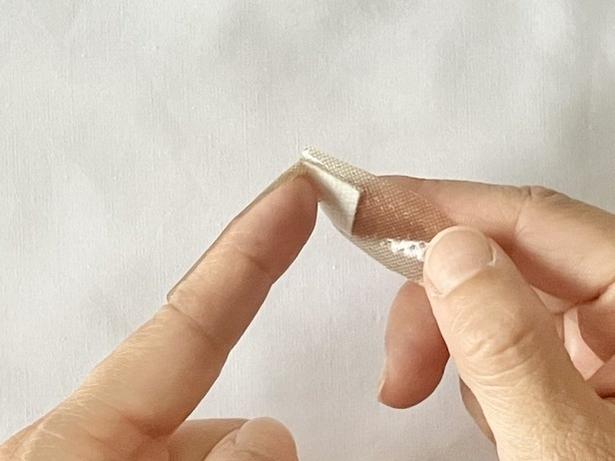 切り込み部分を巻くようにすると…（▶次へ） 撮影／さわ子