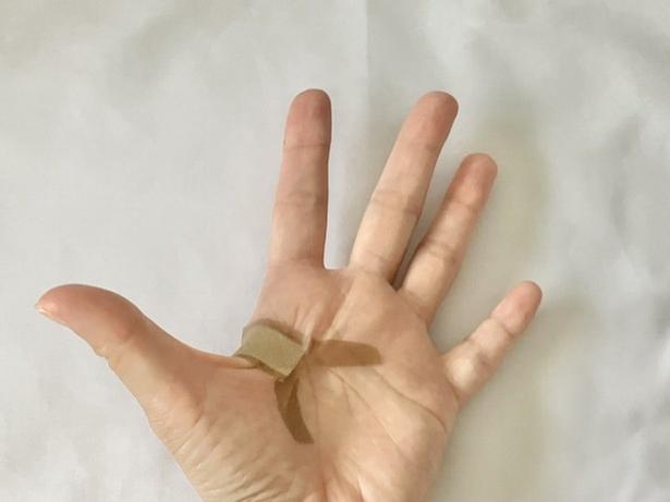 両端から切れ目を入れた粘着テープを大きく広げて貼ると…（▶次へ） 撮影／さわ子