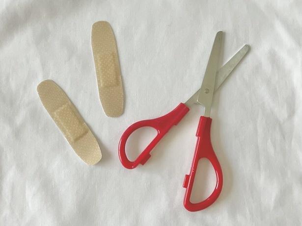 絆創膏はカットして使うのが正解！ 撮影／さわ子