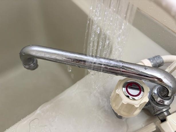 水垢部分に水をかける（▶次へ） 撮影／ひろ