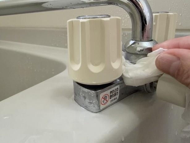 狭い隙間もこすりやすい（▶次へ） 撮影／ひろ