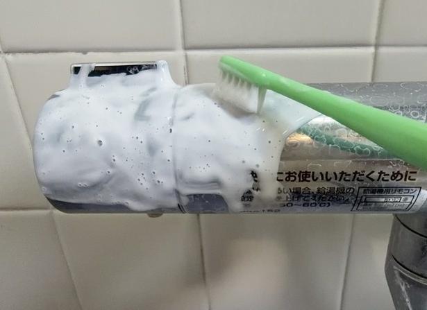 クレンザーを水垢部分にたっぷり塗る（▶次へ） 撮影／ひろ