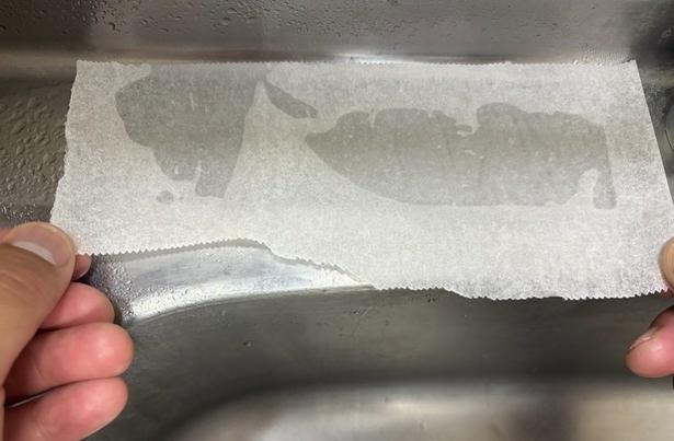クエン酸をかけてクッキングシートで15分パックする（▶次へ） 撮影／ひろ