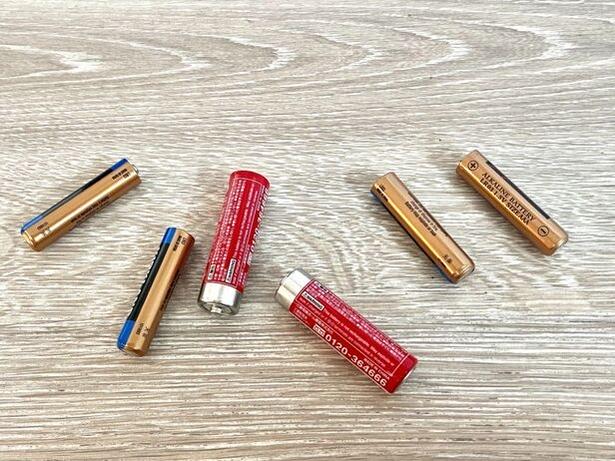 新品と使用済みの乾電池が混ざり、どれが使えるかわからない…（▶次へ） 撮影／りょう