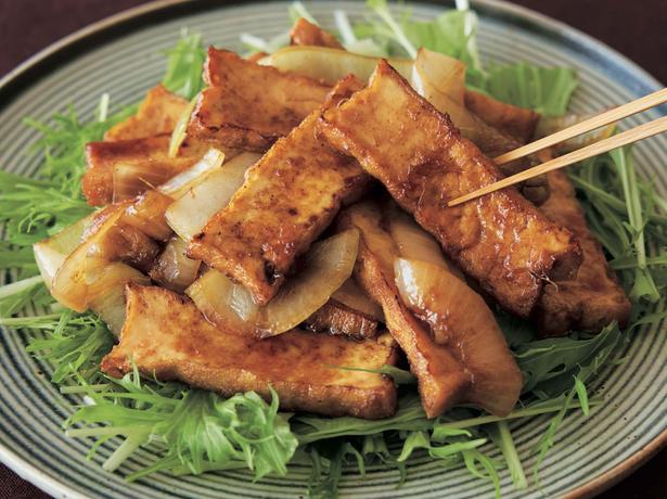 こんがり焼きつけるように炒めるのがコツ「厚揚げのしょうが焼き」 レシピ考案/市瀬悦子　撮影/川上朋子