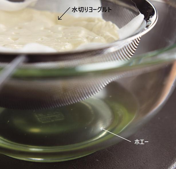水きりヨーグルトの作り方：ボウルにざるを重ねてペーパータオルを1枚敷き、プレーンヨーグルト1パック（約400g）を入れる。ふんわりとラップをかけて冷蔵室に一晩おく。