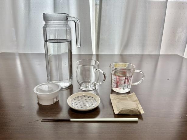まずは、耐熱マグカップ、水、麦茶パック、ピッチャー、耐熱平皿、お箸を準備（▶手順は？） 撮影／さやか