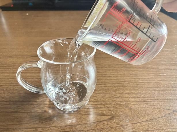 耐熱マグカップに水を入れます（▶次へ） 撮影／さやか