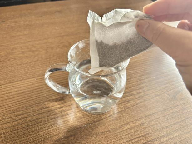 麦茶パックを水が入った耐熱マグカップに入れます（▶次へ） 撮影／さやか