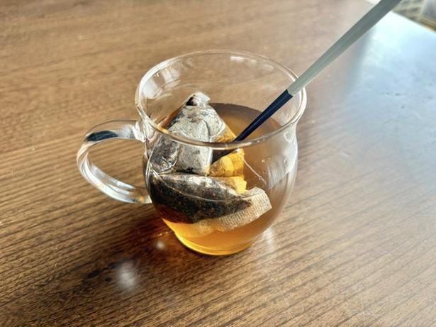 麦茶パックをお箸などで沈めます（▶次へ） 撮影／さやか