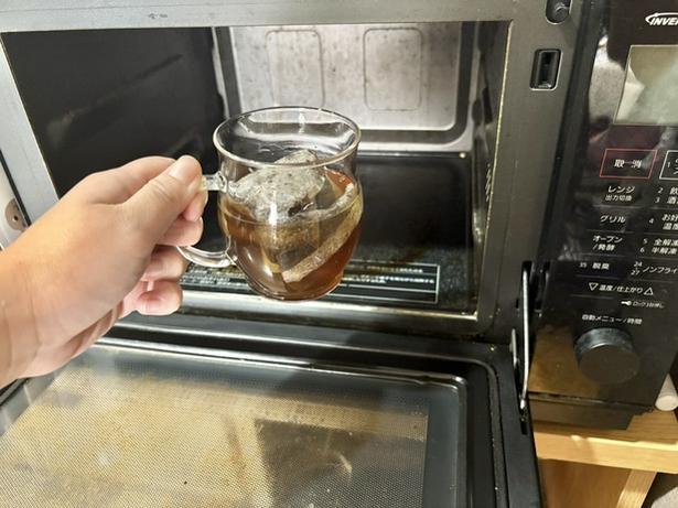 電子レンジに耐熱マグカップを入れ…（▶次へ） 撮影／さやか