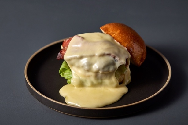 チーズ屋仕立てのB.L.T.C.バーガー(2500円)