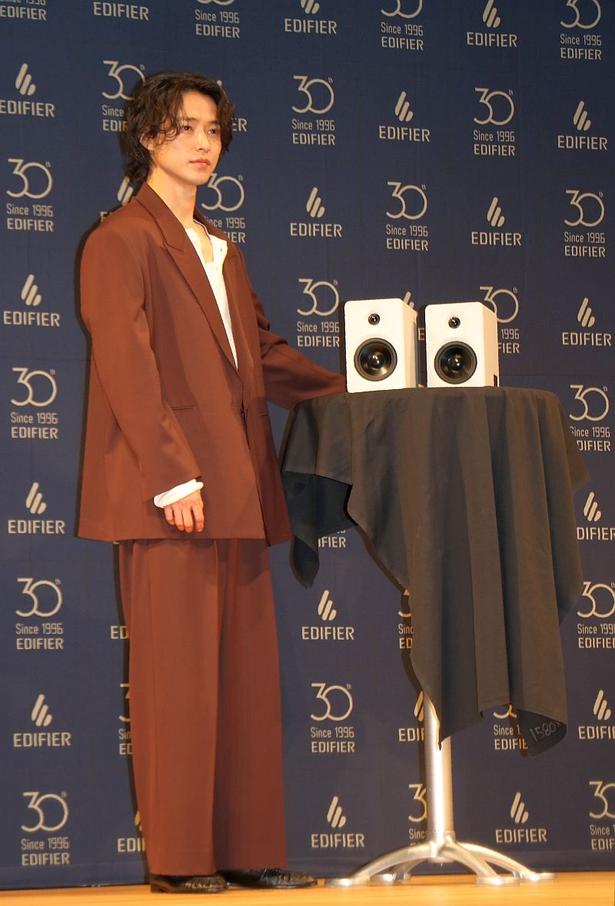 普段は「ロックやブルース、ジャズやヒップホップなど」オールジャンルで音楽を聴いているそう