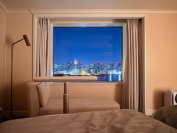 窓の向こうに東京湾の夜景を望む