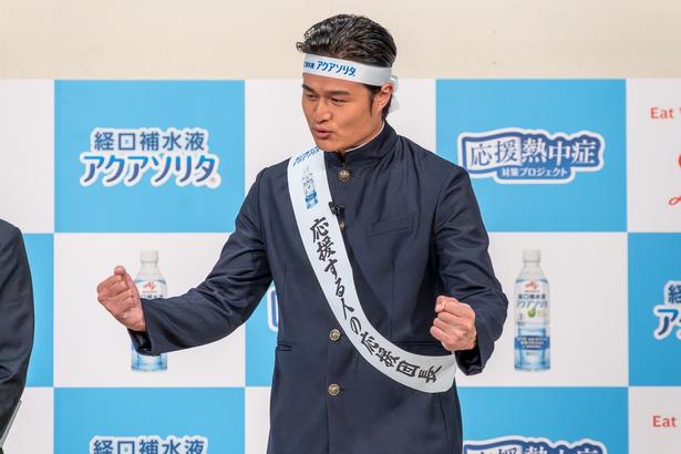 高岸さんは、アクアソリタのテイストを「みなぎり味だ！」とたとえ、全身で表現した