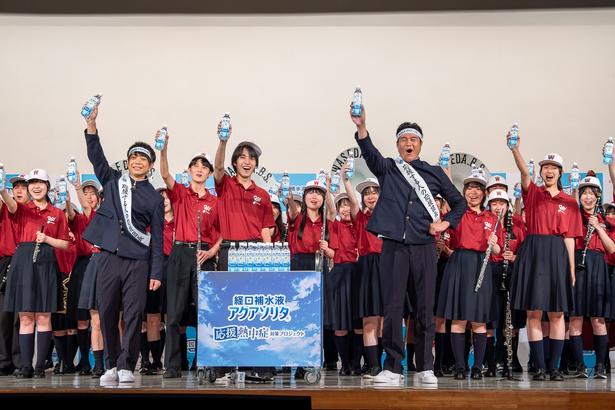 「今年の夏はアクアソリタを備えて、楽しく乗り切るぞー！」と、アクアソリタを掲げて記念撮影