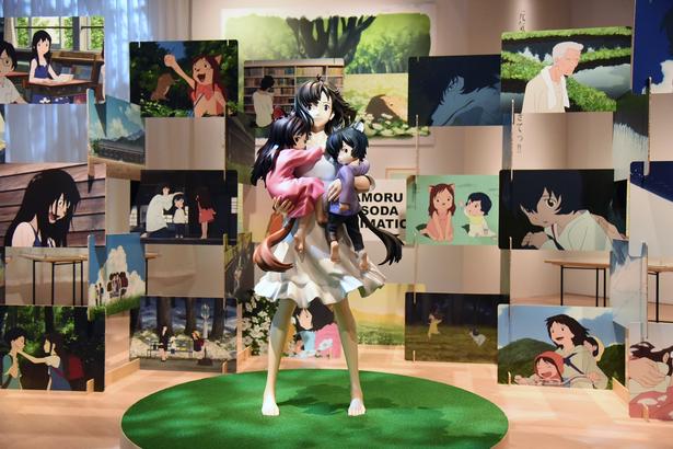 『おおかみこどもの雨と雪』の展示エリア 撮影：ソムタム田井　(C)細田守の原点/展