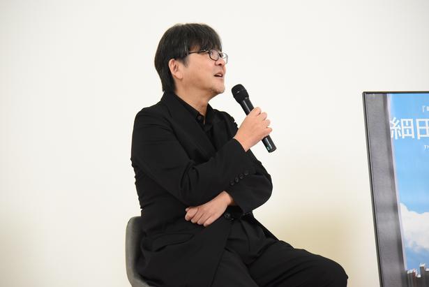 「時間が経ってから観返すと新たな発見があるのも映画のおもしろいところ」と話す細田守監督